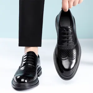 Zapatos de vestir de cuero negro perforado para hombre con tacón oculto para negocios