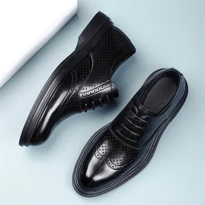 Zapatos de vestir de cuero negro para hombre con diseño brogue calado y cuña interna
