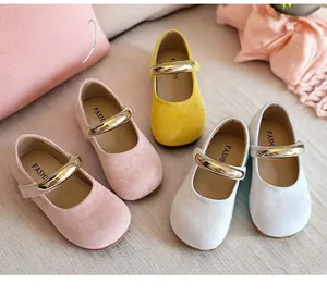 Auswahl an weichen Wildleder-Mary-Janes für Mädchen in Rosa, Gelb und Silber