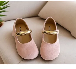 Detailansicht der rosa Wildleder Mary Jane Schuhe für Mädchen mit goldener Verzierung