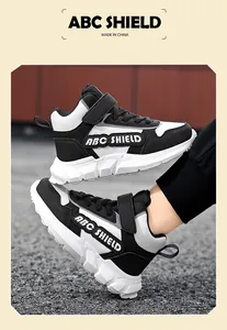Detailansicht der wasserdichten schwarz-weißen High-Top-Leder-Sneaker für Mädchen.