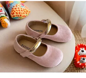 Detailansicht eleganter rosa Mary Jane Schuhe aus Wildleder für Mädchen mit goldenem Riemen.