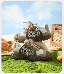 Vue macro de baskets de randonnée rétro pour femmes avec un joli motif hibou sur maille