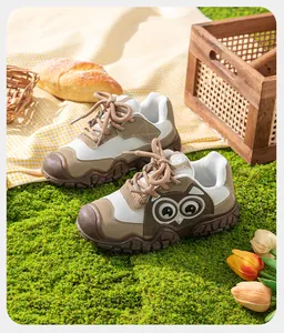Gros plan sur des chaussures de randonnée rétro pour filles avec un hibou