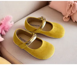 Detailansicht gelber Mary-Jane-Schuhe aus Wildleder für Mädchen mit goldener Schnalle