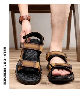 Primer plano de sandalias deportivas para hombre con correas de cuero sobre madera