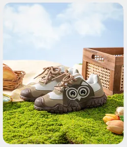 Baskets de randonnée rétro pour femmes avec motif hibou sur fond d'herbe ensoleillée