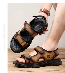 Detalle de sandalias de cuero marrón para hombre con suela antideslizante y correas de velcro