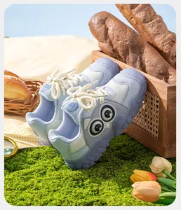 Détail des baskets rétro bleues pour femmes avec semelles épaisses et motif d'yeux mignon