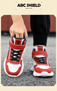Nahaufnahme von rot-weißen Kinder-High-Top-Schuhen mit robustem Klettverschluss