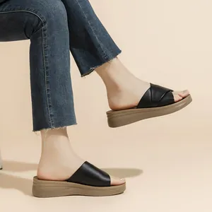 Stilvolle schwarze Sandalen mit Kreuzriemen und dicker, rutschfester Sohle für den Sommer.
