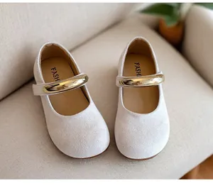 Detailansicht weißer Wildleder-Mary-Jane-Schuhe für Mädchen mit goldener Verzierung