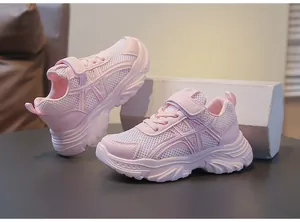Vista detallada de las zapatillas rosas para niñas con malla transpirable y cierre de velcro