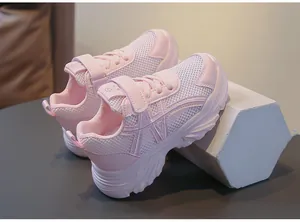 Primer plano detallado de zapatillas chunky de malla rosa transpirable para niñas