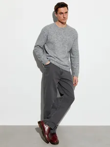 Vista a figura intera dei jeans casual grigio scuro a gamba dritta da uomo per il relax.