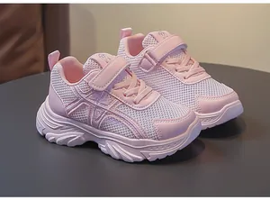 Vista detallada de zapatillas de malla rosa transpirable para niñas con velcro.