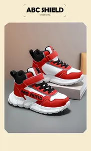 Hochwertige Detailansicht roter und weißer wasserdichter High-Top-Sneaker für Mädchen