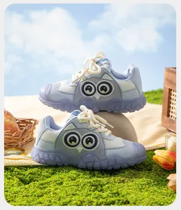 Gros plan de baskets bleues pour enfants avec design hibou mignon et maille respirante