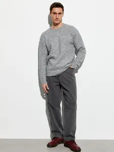 Uomo che indossa jeans in denim grigio a gamba dritta e vestibilità comoda.