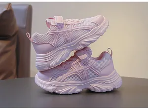 Primer plano de zapatillas rosas de malla transpirable para niñas con cierre de velcro
