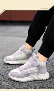 Nahaufnahme lila und weißer Mädchen High-Top-Sneaker auf dem Gehweg im Freien