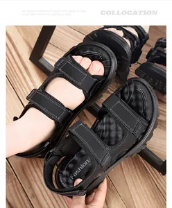 Primer plano de sandalias deportivas negras para hombre con correas ajustables y suela blanda