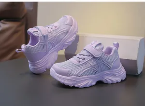 Vista detallada de zapatillas moradas transpirables para niñas con suela gruesa y velcro