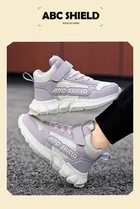 Detailansicht der lila-weißen High-Top-Sneaker für Mädchen mit ABC SHIELD-Logo