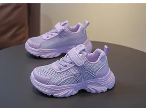 Detalle lateral de zapatillas chunky de malla transpirable moradas para niñas con suela suave