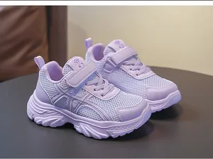 Primer plano de elegantes zapatillas de malla morada transpirable para niñas con suelas blandas.