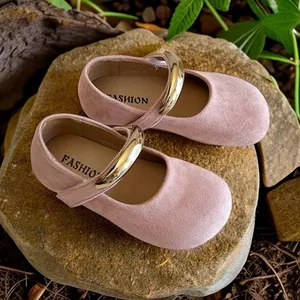 Eleganti scarpe Mary Jane in camoscio rosa per bambine con cinturino metallico dorato