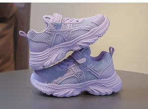 Vista detallada de zapatillas chunky moradas para niñas con malla transpirable y suela