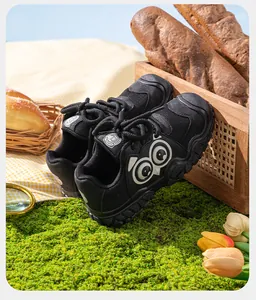Chaussures de randonnée vintage noires avec détail d'yeux de hibou en plein air