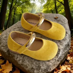 Eleganti scarpe Mary Jane in camoscio giallo per bambine con fibbia metallica dorata