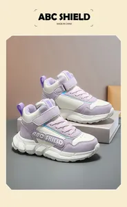 Detailansicht der lila hohen wasserdichten Mädchen-Sneaker mit rutschfesten Sohlen.