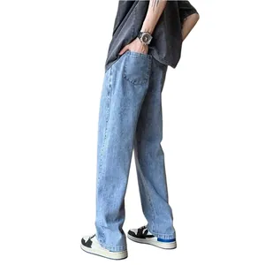 Vista laterale di jeans uomo larghi a gamba dritta in blu chiaro con tasca posteriore