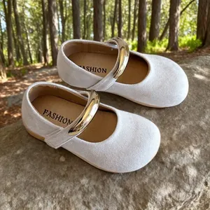 Eleganti scarpe Mary Jane in pelle scamosciata bianca per bambine con fibbia dorata all'aperto