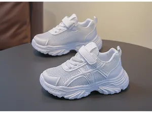 Vista lateral detallada de zapatillas chunky de malla blanca transpirable para niños