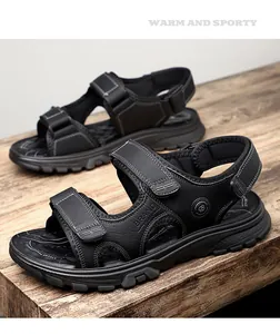 Vista detallada de sandalias deportivas negras para hombre con correas de velcro y suela