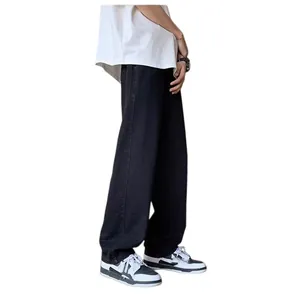 Vista laterale dettagliata di jeans neri larghi da uomo con gamba dritta ed elasticizzati
