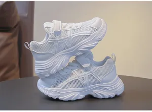 Vista detallada de las zapatillas blancas para niños con malla transpirable y suelas gruesas