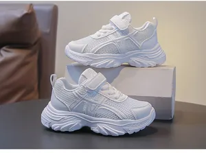 Zapatillas blancas transpirables para niños con velcro y suelas blandas gruesas