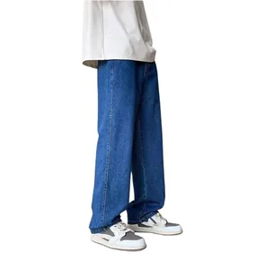 Vista laterale dettagliata di jeans blu da uomo a gamba dritta con lavaggio classico