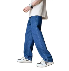 Primo piano di jeans in denim blu da uomo con gamba dritta e vestibilità comoda