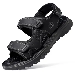 Detalle macro de sandalias deportivas negras para hombre con malla transpirable y correas.
