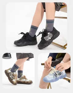 Baskets pour enfants avec yeux de dessin animé, maille respirante et semelles épaisses.