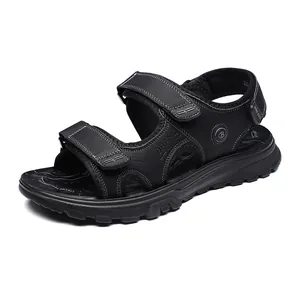 Vista lateral detallada de sandalias negras para hombre con diseño de correa de velcro ajustable.