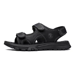 Vista lateral detallada de sandalias deportivas negras para hombre con tiras ajustables