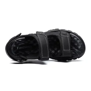 Detalle de vista superior de sandalias deportivas negras para hombre con correas ajustables