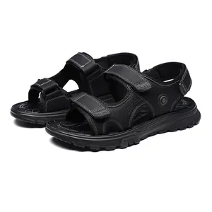 Primer plano de sandalias deportivas negras para hombre con suela antideslizante y velcro.